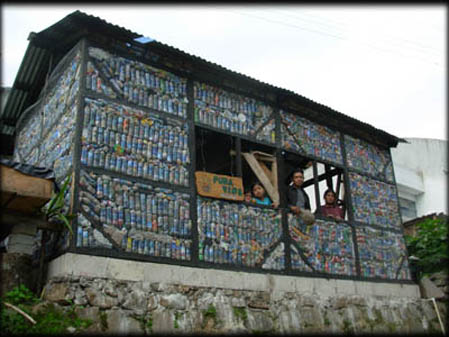 Pura Vida-Construcción con botellas de plástico