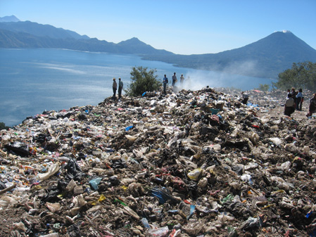 Basura en el Lago - Pura Vida