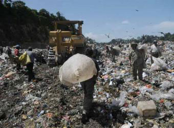 Mueren 4 personas tras el derrumbe de una montaña de basura en Guatemala. Noticia de EL PAIS. Jul 2008