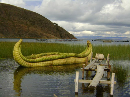 Hacer una balsa con Totora - Aimaras de Titicachi- Pais Arco.iris