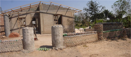 Casa construida con botellas - Ingrid Vaca Diez - Bolivia