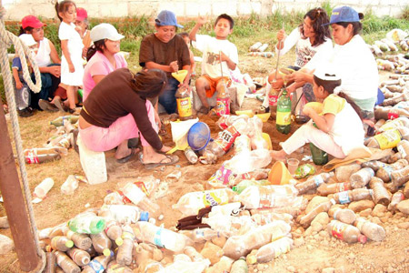 Trabajando para construir una casa con botellas - Mexico - Foto de Mario A. Tapia