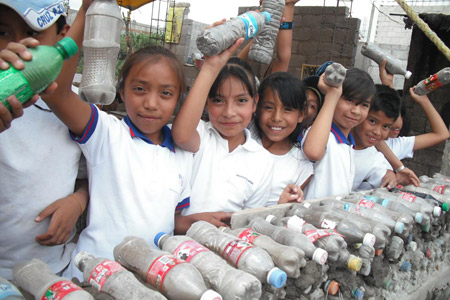 Estudiantes ayudan a construir la casa con botellas en México - Foto de Mario A. Tapia