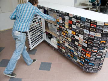 Mueble decorado con 918 casetes por creativebarn.nl