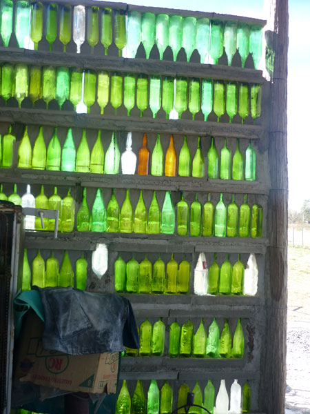 Muros con botellas de vidrio por Hector