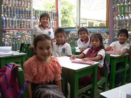 Pura Vida Atitlán - Construcción de viviendas con botellas de plástico