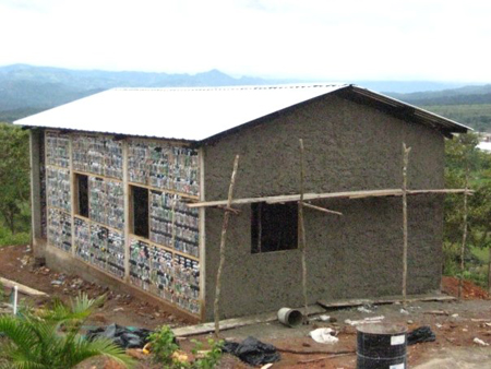 Pura Vida Atitlán - Construcción de viviendas con botellas de plástico.