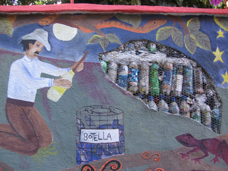 Pura Vida Atitlán - Construcción de viviendas con botellas de plástico.