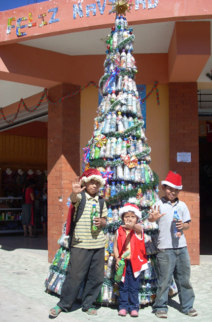 Pura Vida Atitlán - Construcción de viviendas con botellas de plástico.