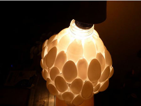 Lámpara hecha con cucharas de plástico - by LostRite Instructables