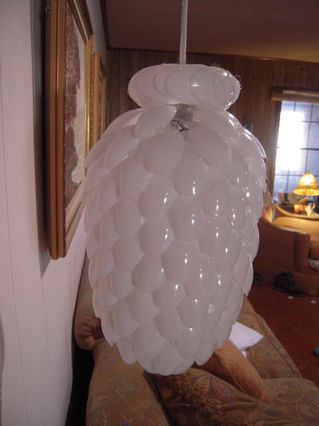 Lámpara hecha con cucharas de plástico - by tallpaul1946 Instructables