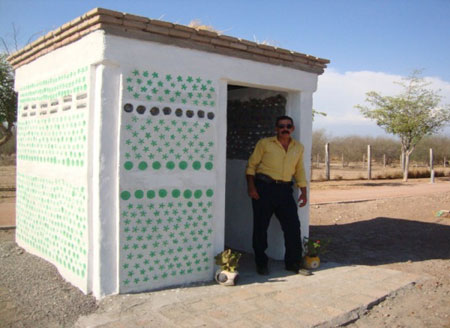 Casa pet con techo verde reciclando botellas - Mario Alberto Tapia