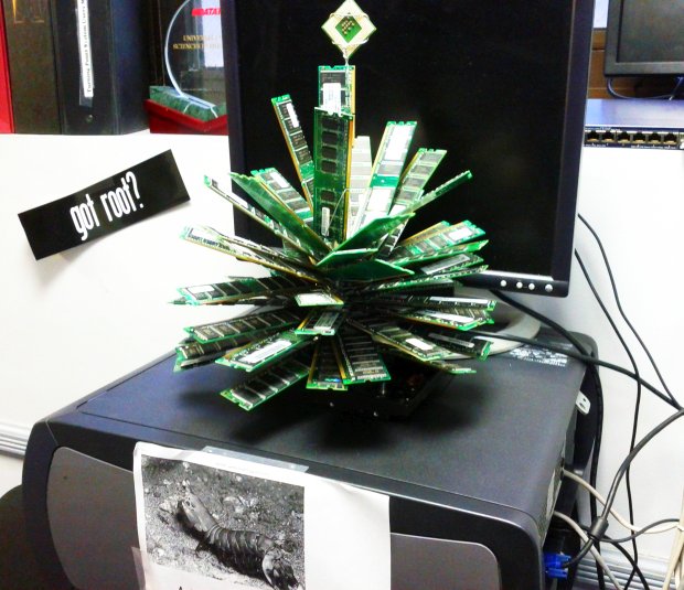 Árbol de navidad hecho con componentes informáticos - Amazing IT Geek Christmas Tree - geeksaresexy.net