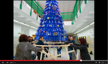 Construcción de un árbol de Navidad con material reciclado - Colegio CEMU