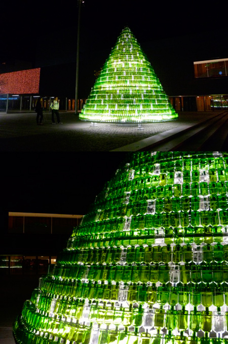 Árbol de navidad realizado con botellas de cristal - Mancomunidad de Pamplona