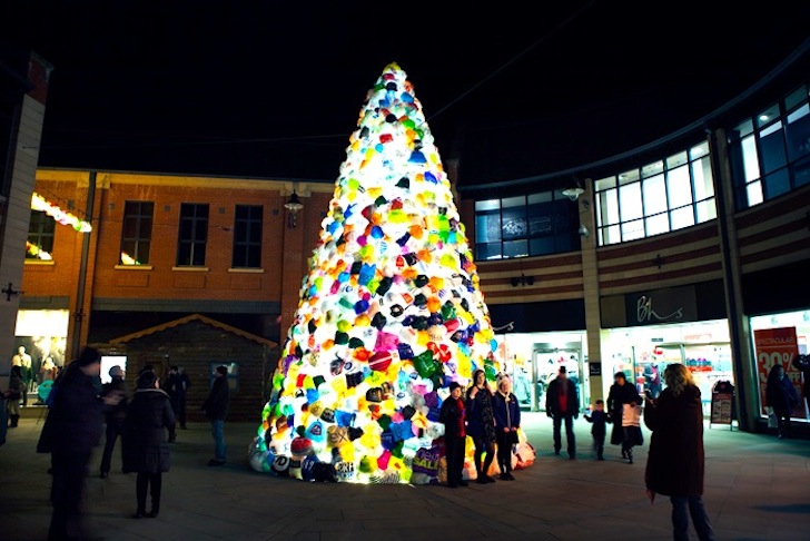 Árbol de navidad realizado con bolsas de plástico -  Luzinterruptus