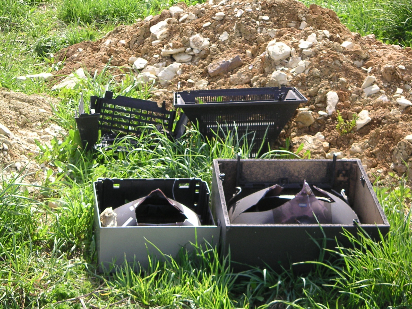 Televisiones abandonadas - basura tecnológica.