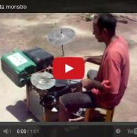 Instrumentos musicales caseros reciclando. Baterías improvisadas